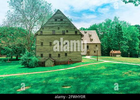 Ephrata, PA, USA - 11. Mai 2021: Gebäude auf dem Ephrata-Kreuzgang-Gelände und in der Altstadt von Lancaster County, PA. Stockfoto