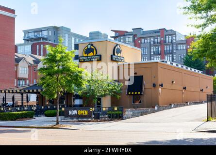 CHATTANOEGA, TN, USA-9 MAY 2021: Buffalo Wild Wings Grill & Bar. Außenansicht des Gebäudes mit Blick auf die Stadt. Stockfoto