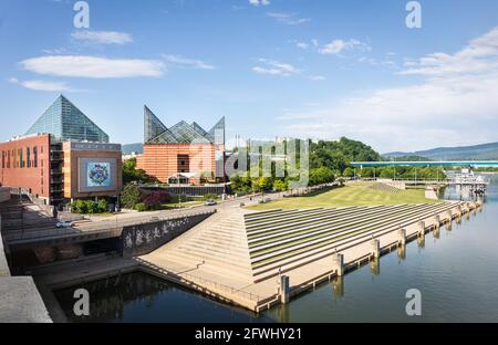 CHATTANOOGA, TN, USA-9 MAY 2021: Chattanoogas Flussufer, am Tennessee River. Das Tennessee Aquarium setzt sich dahinter zurück. Stockfoto