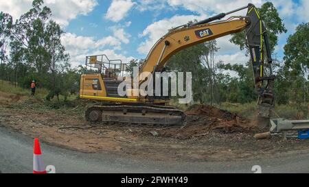 Clermont, Queensland, Australien - 2021. Mai: Große Industriemaschine, die bei Straßenreparaturen auf dem Land arbeitet und Baugruben Boden, Fischaugenlinse Stockfoto