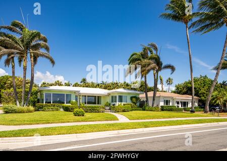 West Palm Beach, FL, USA - 22. Mai 2021: Foto eines luxuriösen Einfamilienhauses in West Palm Beach, Florida, USA Stockfoto