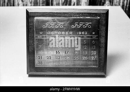 Ein versilberter Holzpapiergewichtskalender, der der First Lady Jacqueline Kennedy vom Präsidenten John F. Kennedy anlässlich der Kubanenkrise übergeben wurde; Präsident Kennedy ließ 34 Briefbeschwerer von Tiffany und Company anstellen, die jeweils mit den Initialen des Empfängers und des Präsidenten eingraviert waren. Stockfoto