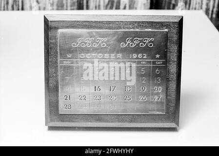 Ein versilberter Holzpapiergewichtskalender, der der First Lady Jacqueline Kennedy vom Präsidenten John F. Kennedy anlässlich der Kubanenkrise übergeben wurde; Präsident Kennedy ließ 34 Briefbeschwerer von Tiffany und Company anstellen, die jeweils mit den Initialen des Empfängers und des Präsidenten eingraviert waren. Stockfoto