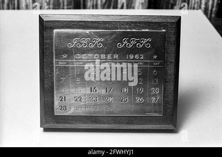 Ein versilberter Holzpapiergewichtskalender, der der First Lady Jacqueline Kennedy vom Präsidenten John F. Kennedy anlässlich der Kubanenkrise übergeben wurde; Präsident Kennedy ließ 34 Briefbeschwerer von Tiffany und Company anstellen, die jeweils mit den Initialen des Empfängers und des Präsidenten eingraviert waren. Stockfoto