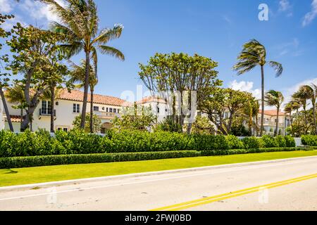 West Palm Beach, FL, USA - 22. Mai 2021: Foto eines luxuriösen Einfamilienhauses in West Palm Beach, Florida, USA Stockfoto