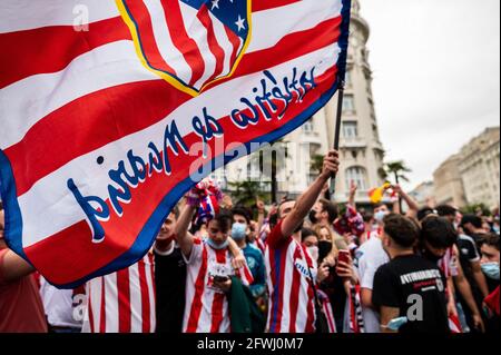 Madrid, Spanien. Mai 2021. Atletico de Madrid-Fans feiern den Titel der spanischen Liga auf dem Neptuno-Platz. Atletico de Madrid gewann den Titel im letzten Spiel der Saison mit einem 2-1-Sieg über Valladolid. Quelle: Marcos del Mazo/Alamy Live News Stockfoto