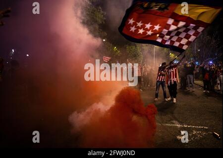 Madrid, Spanien. Mai 2021. Atletico de Madrid-Fans feiern den Titel der spanischen Liga auf dem Neptuno-Platz. Atletico de Madrid gewann den Titel im letzten Spiel der Saison mit einem 2-1-Sieg über Valladolid. Quelle: Marcos del Mazo/Alamy Live News Stockfoto