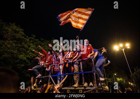 Madrid, Spanien. Mai 2021. Atletico de Madrid-Fans feiern den Titel der spanischen Liga auf dem Neptuno-Platz. Atletico de Madrid gewann den Titel im letzten Spiel der Saison mit einem 2-1-Sieg über Valladolid. Quelle: Marcos del Mazo/Alamy Live News Stockfoto