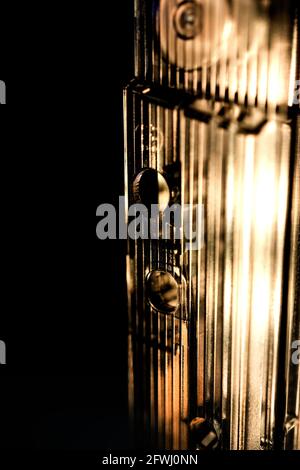 Abstrakte Nahaufnahme der Unterseite des durchsichtigen Kassettenbandes isoliert auf Schwarzer Hintergrund Stockfoto