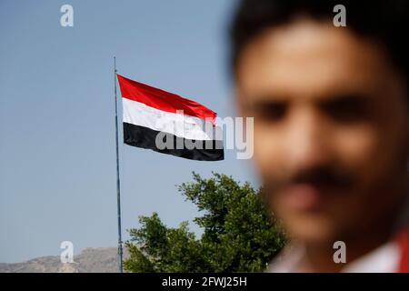 Sanaa. Mai 2021. In Sanaa, der Hauptstadt des Jemen, ist am 22. Mai 2021 eine jemenitische Flagge zu sehen. Am Samstag ist der Tag der Nationalen Einheit Jemens, ein Feiertag zur Erinnerung an die Vereinigung von Nord-Jemen und Süd-Jemen, die an diesem Datum im Jahr 1990 stattfand. Quelle: Mohammed Mohammed/Xinhua/Alamy Live News Stockfoto