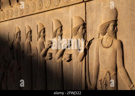 Reliefskulptur der Subjektmenschen des achämenischen Reiches im Apadana Palast, Persepolis, Iran. Stockfoto