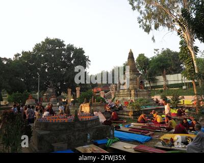 Pilger verschiedener Ethnien mit ihren Bestuhlungsmatten im Mahabodhi-Tempelkomplex in Bodhgaya, Bihar, Indien, November 2017 Stockfoto