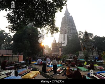 Die Morgensonne, die über dem Zeltplatz für Pilger im Mahabodhi-Tempelkomplex in Bodhgaya, Bihar, Indien, aufgeht, November 2017 Stockfoto