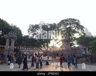 Morgenszene am Eingang des Mahabodhi-Tempelkomplexes in Bodhgaya, Bihar, Indien, November 2017 Stockfoto