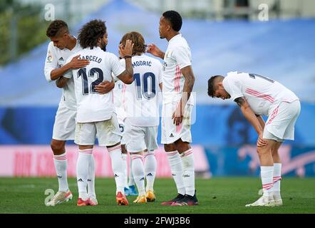 Madrid, Spanien. Mai 2021. Real Madrids Spieler reagieren nach einem Fußballspiel der spanischen Liga zwischen Real Madrid und Villareal CF in Madrid, Spanien, am 22. Mai 2021. Quelle: Pablo Morano/Xinhua/Alamy Live News Stockfoto