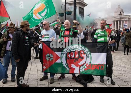 London, Großbritannien. 22. Mai 2021. Fans des Celtic FC, die für ihre Unterstützung der palästinensischen Sache bekannt sind, nehmen an der Nationalen Demonstration für Palästina Teil, an der Zehntausende von Menschen teilnehmen. Sie wurde von pro-palästinensischen Solidaritätsgruppen organisiert, um gegen die jüngsten Angriffe Israels auf Gaza, seine Angriffe auf die Al-Aqsa Moschee und seine Versuche, palästinensische Familien aus dem Sheikh Jarrah-Viertel in Ostjerusalem gewaltsam zu vertreiben, zu protestieren. Kredit: Mark Kerrison/Alamy Live Nachrichten Stockfoto