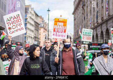 London, Großbritannien. Mai 2021. Die Demonstranten marschierten mit Plakaten, auf denen ihre Meinung während der Demonstration zum Ausdruck kam.rund 180,000 Menschen schlossen sich dem Protest von ‘Free Palestine' im Zentrum von London an, um sich solidarisch mit Palästina zu zeigen. Kredit: SOPA Images Limited/Alamy Live Nachrichten Stockfoto