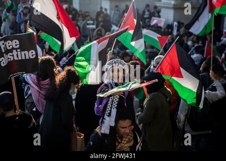 London, Großbritannien. Mai 2021. Ein Mädchen, das nach der Demonstration gegen die staatliche Gewalt eine Flagge vor Marble Arch schwenkt.Tausende Palästinenser und Unterstützer gehen nach einem Waffenstillstandsabkommen zwischen Israel und der Hamas am 21. Mai 2021 in Gaza-Stadt auf die Straßen von London. Kredit: SOPA Images Limited/Alamy Live Nachrichten Stockfoto