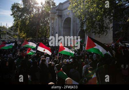 London, Großbritannien. Mai 2021. Tausende von Palästinensern und Anhängern, die am Marble Arch ihre Flaggen gesehen haben, versammeln sich während einer Demonstration gegen staatliche Gewalt.Tausende von Palästinensern und Anhängern gehen nach einem Waffenstillstandsabkommen zwischen Israel und der Hamas am 21. Mai 2021 in Gaza-Stadt auf die Straße. Kredit: SOPA Images Limited/Alamy Live Nachrichten Stockfoto