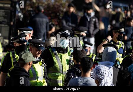 London, Großbritannien. Mai 2021. Nach einer Demonstration gegen staatliche Gewalt steht die Polizei am Marble Arch Wache.Tausende Palästinenser und Anhänger gehen nach einem Waffenstillstandsabkommen zwischen Israel und der Hamas am 21. Mai 2021 in Gaza-Stadt auf die Straßen von London. Kredit: SOPA Images Limited/Alamy Live Nachrichten Stockfoto