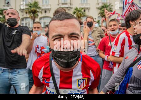 Madrid, Spanien. Mai 2021. Feierlichkeiten auf der Plaza de Neptuno in Madrid, Meister der Liga von Atlético de Madrid. (Foto von Alberto Sibaja/Pacific Press) Quelle: Pacific Press Media Production Corp./Alamy Live News Stockfoto