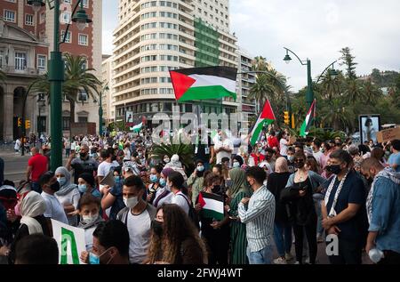 Malaga, Spanien. Mai 2021. Nach dem Bombenangriff auf Gaza und den gewalttätigen Angriffen zwischen israelischen Sicherheitskräften und Palästinensern in Jerusalem werden Demonstranten, die Gesichtsmasken tragen, auf der Straße beobachtet, als sie an einem Protest zur Unterstützung der palästinensischen Bevölkerung teilnehmen. Zwischen Israel und der Hamas wurde ein Waffenstillstandsabkommen über den Gazastreifen mit Hunderten von Todesfällen vereinbart. (Foto von Jesus Merida/SOPA Images/Sipa USA) Quelle: SIPA USA/Alamy Live News Stockfoto