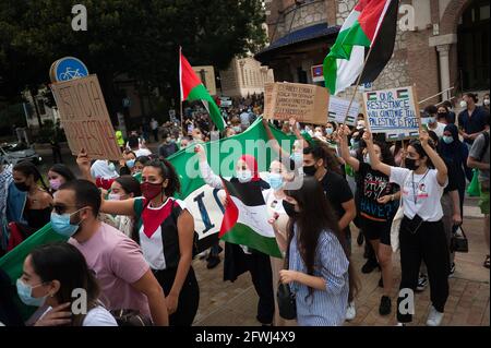 Malaga, Spanien. Mai 2021. Nach dem Bombenangriff auf Gaza und den gewalttätigen Angriffen zwischen israelischen Sicherheitskräften und Palästinensern in Jerusalem werden Demonstranten, die Gesichtsmasken tragen, auf der Straße beobachtet, als sie an einem Protest zur Unterstützung der palästinensischen Bevölkerung teilnehmen. Zwischen Israel und der Hamas wurde ein Waffenstillstandsabkommen über den Gazastreifen mit Hunderten von Todesfällen vereinbart. (Foto von Jesus Merida/SOPA Images/Sipa USA) Quelle: SIPA USA/Alamy Live News Stockfoto