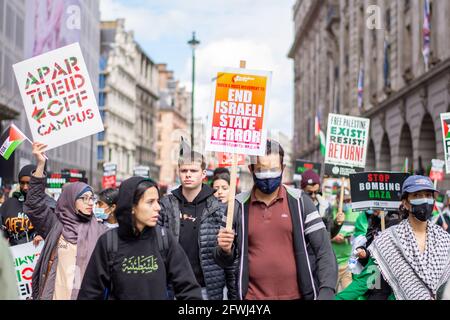 London, Großbritannien. Mai 2021. Die Demonstranten marschierten mit Plakaten, auf denen ihre Meinung während der Demonstration zum Ausdruck kam.rund 180,000 Menschen schlossen sich dem Protest von ‘Free Palestine' im Zentrum von London an, um sich solidarisch mit Palästina zu zeigen. (Foto: Pietro Recchia/SOPA Images/Sipa USA) Quelle: SIPA USA/Alamy Live News Stockfoto