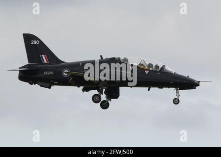 XX280, eine BAE Hawk T1A, die von 736 Naval Air Squadron der Royal Navy (Fleet Air Arm) betrieben wird und nach einem Sortie während der Übung Joint Warrior 21 am Flughafen Prestwick, Ayrshire, zurückkommt. Stockfoto