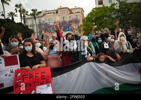 Malaga, Spanien. Mai 2021. Nach dem Bombenangriff auf Gaza und den gewalttätigen Angriffen zwischen israelischen Sicherheitskräften und Palästinensern in Jerusalem werden Demonstranten, die an einem Protest zur Unterstützung der palästinensischen Bevölkerung auf dem Plaza de la Marina teilnehmen, das Siegeszeichen geben. Zwischen Israel und der Hamas wurde ein Waffenstillstandsabkommen über den Gazastreifen mit Hunderten von Todesfällen vereinbart. (Foto von Jesus Merida/SOPA Images/Sipa USA) Quelle: SIPA USA/Alamy Live News Stockfoto