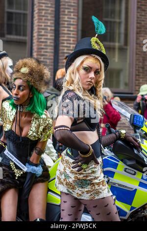 London, Großbritannien. Mai 2021. Modelle zeigen die bunte Kollektion von Pierre Garroudi auf einer der besonderen Flash Mob Modenschauen des Designers im Zentrum von London. (Foto: Pietro Recchia/SOPA Images/Sipa USA) Quelle: SIPA USA/Alamy Live News Stockfoto