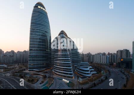 Peking, China - 22. Februar 2015: Wangjing soho Wahrzeichen Blick am Abend Stockfoto