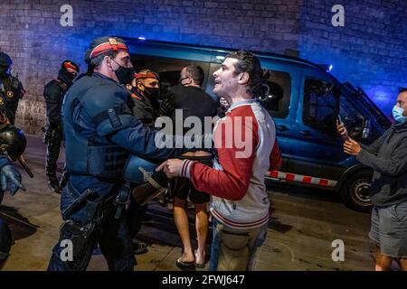 Barcelona, Spanien. Mai 2021. Eine Person zögert, das Viertel des Born-Nachtlebens zu verlassen. Nachdem die Bars geschlossen hatten, zerbrach die Polizei erneut eine Menschenmenge, die im zentralen Viertel des Nachtlebens von Born trank. (Foto von Paco Freire/SOPA Images/Sipa USA) Quelle: SIPA USA/Alamy Live News Stockfoto