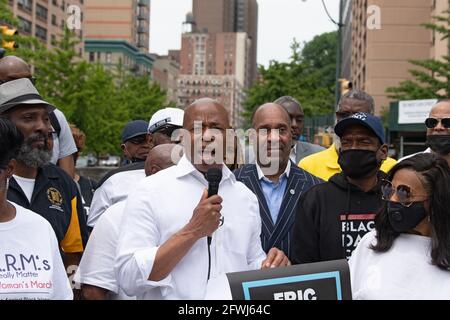 New York, Usa. Mai 2021. Der Bürgermeister von New York City und Präsident von Brooklyn Borough Eric Adams spricht bei einer Kundgebung „Fathers in Harlem“ zur Unterstützung der Bürgermeisterkampagne von Eric Adams in Harlem. (Foto von Ron Adar/SOPA Images/Sipa USA) Quelle: SIPA USA/Alamy Live News Stockfoto