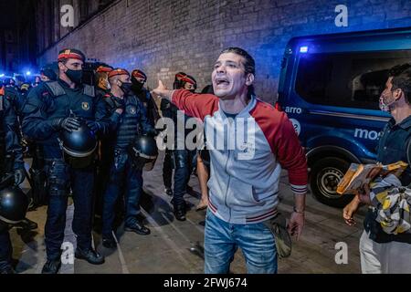 Barcelona, Spanien. Mai 2021. Eine Person zögert, das Viertel des Born-Nachtlebens zu verlassen. Nachdem die Bars geschlossen hatten, zerbrach die Polizei erneut eine Menschenmenge, die im zentralen Viertel des Nachtlebens von Born trank. (Foto von Paco Freire/SOPA Images/Sipa USA) Quelle: SIPA USA/Alamy Live News Stockfoto