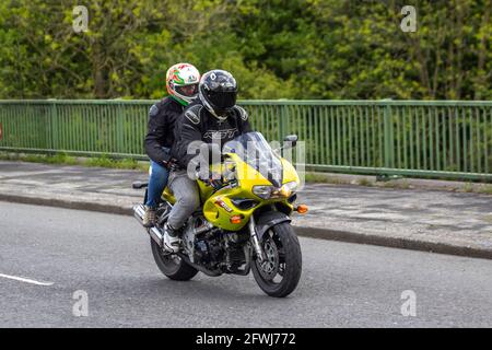 2000 Gold Suzuki; Motorradfahrer; zweirädriger Transport, Motorräder, Fahrzeug, Straßen, Motorräder, Motorradfahrer fahren in Chorley, Großbritannien Stockfoto