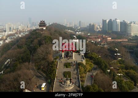 Wuhan , Provinz Hubei, China - 22. Februar 2013: Landschaft des malerischen Huanghelou-Gebietes Stockfoto