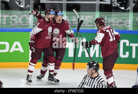 Lettland, Lettland. Mai 2021. Die lettischen Stürmer Lauris Darzins, Rodrigo Abols und Kaspars Daugavins (L-R) feiern während des Gruppe-B-Spiels zwischen Lettland und Kasachstan bei der Eishockey-Weltmeisterschaft 2021 in Riga, Lettland, am 22. Mai 2021. Quelle: Edijs Palens/Xinhua/Alamy Live News Stockfoto