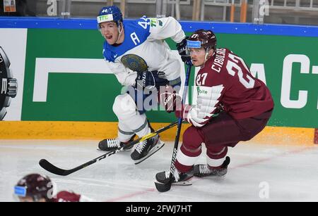 Lettland, Lettland. Mai 2021. Kasachstans Verteidiger Darren Dietz (L) wetteiferte mit Lettlands Verteidiger Oskars Cibulskis während des Spiels der Gruppe B zwischen Lettland und Kasachstan bei der Eishockey-Weltmeisterschaft 2021 in Riga, Lettland, 22. Mai 2021. Quelle: Edijs Palens/Xinhua/Alamy Live News Stockfoto