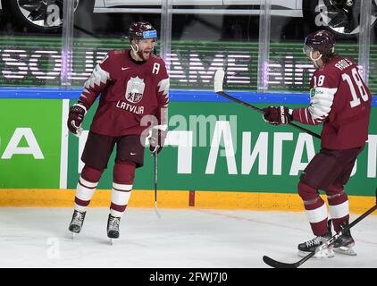 Lettland, Lettland. Mai 2021. Der lettische Stürmer Lauris Darzins (L) feiert den Torreigen während des Gruppe-B-Spiels zwischen Lettland und Kasachstan bei der Eishockey-Weltmeisterschaft 2021 in Riga, Lettland, am 22. Mai 2021. Quelle: Edijs Palens/Xinhua/Alamy Live News Stockfoto