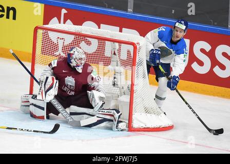 Lettland, Lettland. Mai 2021. Lettlands Torhüter Matiss Kivlenieks (L) blickt beim Spiel der Gruppe B zwischen Lettland und Kasachstan bei der Eishockey-Weltmeisterschaft 2021 in Riga, Lettland, am 22. Mai 2021 auf den Vorwärts-Titel Curtis Valk in Kasachstan. Quelle: Edijs Palens/Xinhua/Alamy Live News Stockfoto