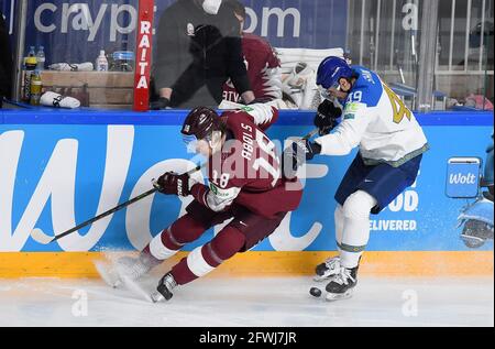 Lettland, Lettland. Mai 2021. Der lettische Stürmer Rodrigo Abols (L) wetteiferte mit dem kasachischen Stürmer Alexander Shin beim Spiel der Gruppe B zwischen Lettland und Kasachstan bei der Eishockey-Weltmeisterschaft 2021 in Riga, Lettland, am 22. Mai 2021. Quelle: Edijs Palens/Xinhua/Alamy Live News Stockfoto