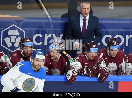 Lettland, Lettland. Mai 2021. Lettlands Cheftrainer Bob Hartley (TOP) reagiert während des Gruppe-B-Spiels zwischen Lettland und Kasachstan bei der Eishockey-Weltmeisterschaft 2021 in Riga, Lettland, 22. Mai 2021. Quelle: Edijs Palens/Xinhua/Alamy Live News Stockfoto