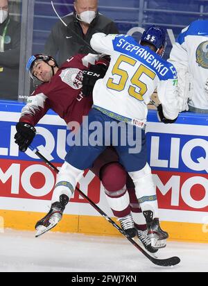 Lettland, Lettland. Mai 2021. Der Verteidiger Kasachstans, Ivan Stepanenko (R), wetteiferte mit dem lettischen Stürmer Mikelis Redlihs während des Gruppe-B-Spiels zwischen Lettland und Kasachstan bei der IIHF-Eishockey-Weltmeisterschaft 2021 in Riga, Lettland, am 22. Mai 2021. Quelle: Edijs Palens/Xinhua/Alamy Live News Stockfoto