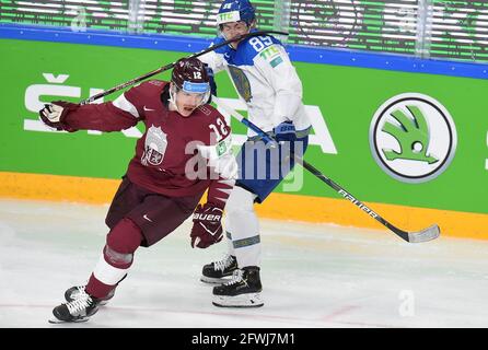 Lettland, Lettland. Mai 2021. Der lettische Stürmer Rihards Marenis (L) wetteiferte mit dem kasachischen Stürmer Anton Sagadeyev während des Gruppe-B-Spiels zwischen Lettland und Kasachstan bei der IIHF-Eishockey-Weltmeisterschaft 2021 in Riga, Lettland, am 22. Mai 2021. Quelle: Edijs Palens/Xinhua/Alamy Live News Stockfoto