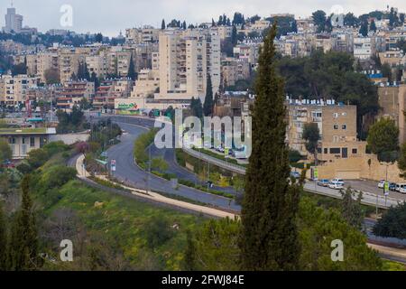 jerusalem-israel. 10-04-2020. Die Straße auf der Herzog Straße in Jerusalem und ihr Handelszentrum, vor dem Hintergrund der Gebäude des Katamo Stockfoto