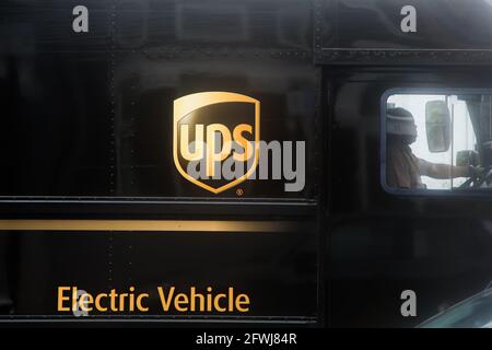 London, Großbritannien. Mai 2021. Der Fahrer des UPS-Transporters bereitet sich auf die Fahrt in London vor. Quelle: Dinendra Haria/SOPA Images/ZUMA Wire/Alamy Live News Stockfoto