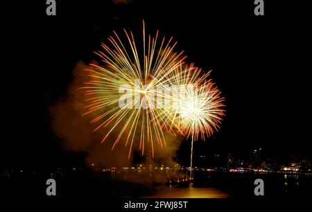 Spektakuläres Feuerwerk explodiert in den Nachthimmel über dem bucht Stockfoto