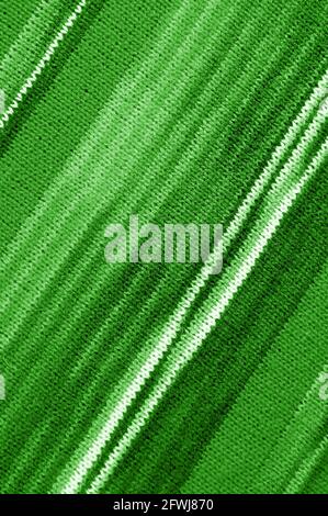 Struktur aus gradient grün gestreiftem Alpaka-Strickwollstoff in Diagonale Muster für abstrakten Hintergrund Stockfoto