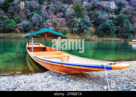 Ein Freifahrtschiff auf dem Katsura-Fluss im Arashiyama-Gebiet der japanischen Stadt Kyoto. Stockfoto